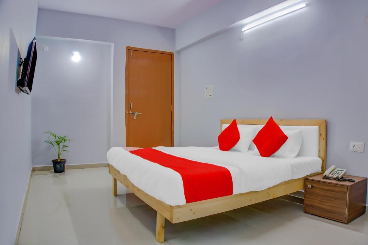 Oyo 75173 Hotel Regency Surat Eksteriør bilde