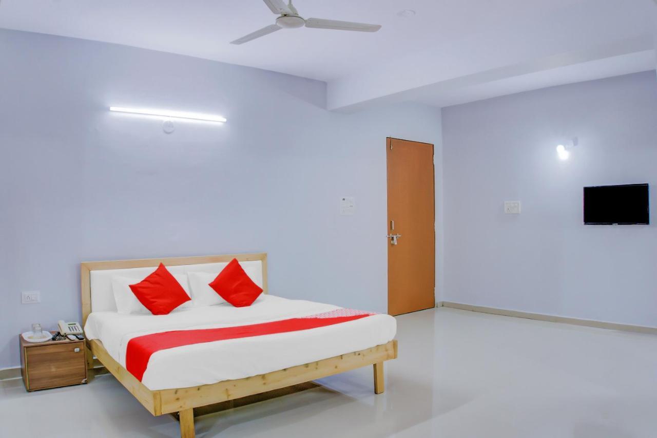 Oyo 75173 Hotel Regency Surat Eksteriør bilde