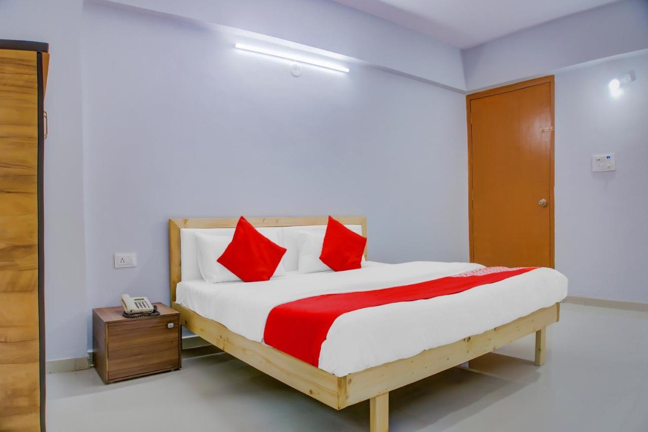 Oyo 75173 Hotel Regency Surat Eksteriør bilde