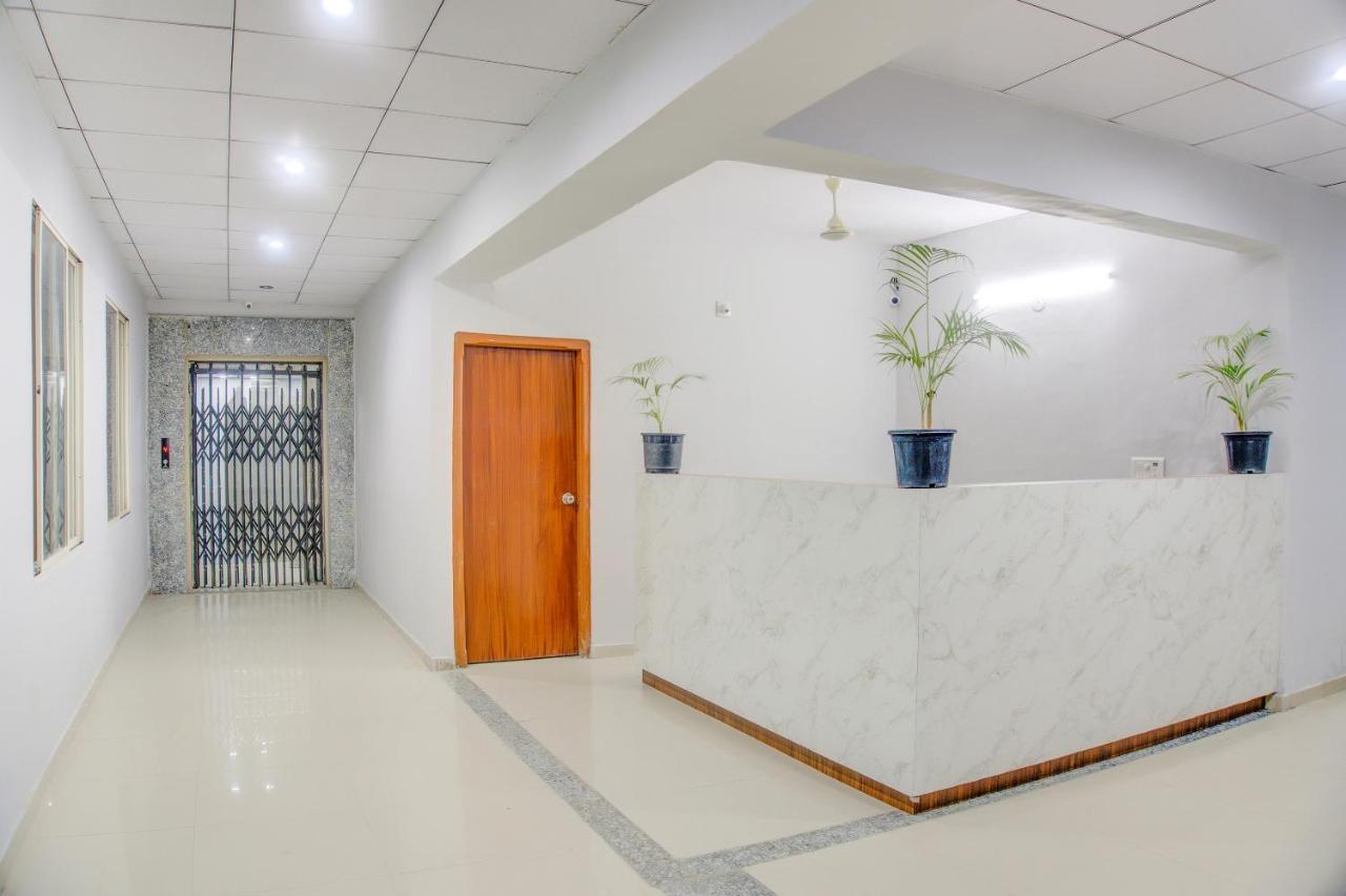 Oyo 75173 Hotel Regency Surat Eksteriør bilde